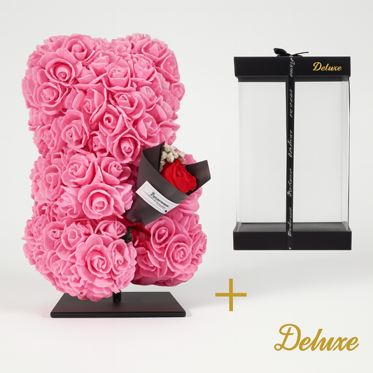 🧸🌸 Beer DELUXE op Standaard – Roze met Boeket | Luxe Cadeau